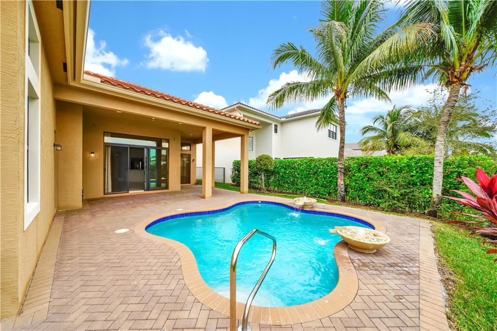 9512 Eden Roc Ct
