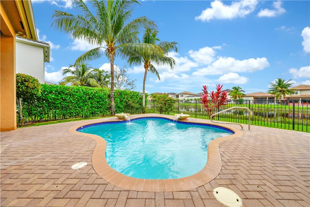 9512 Eden Roc Ct