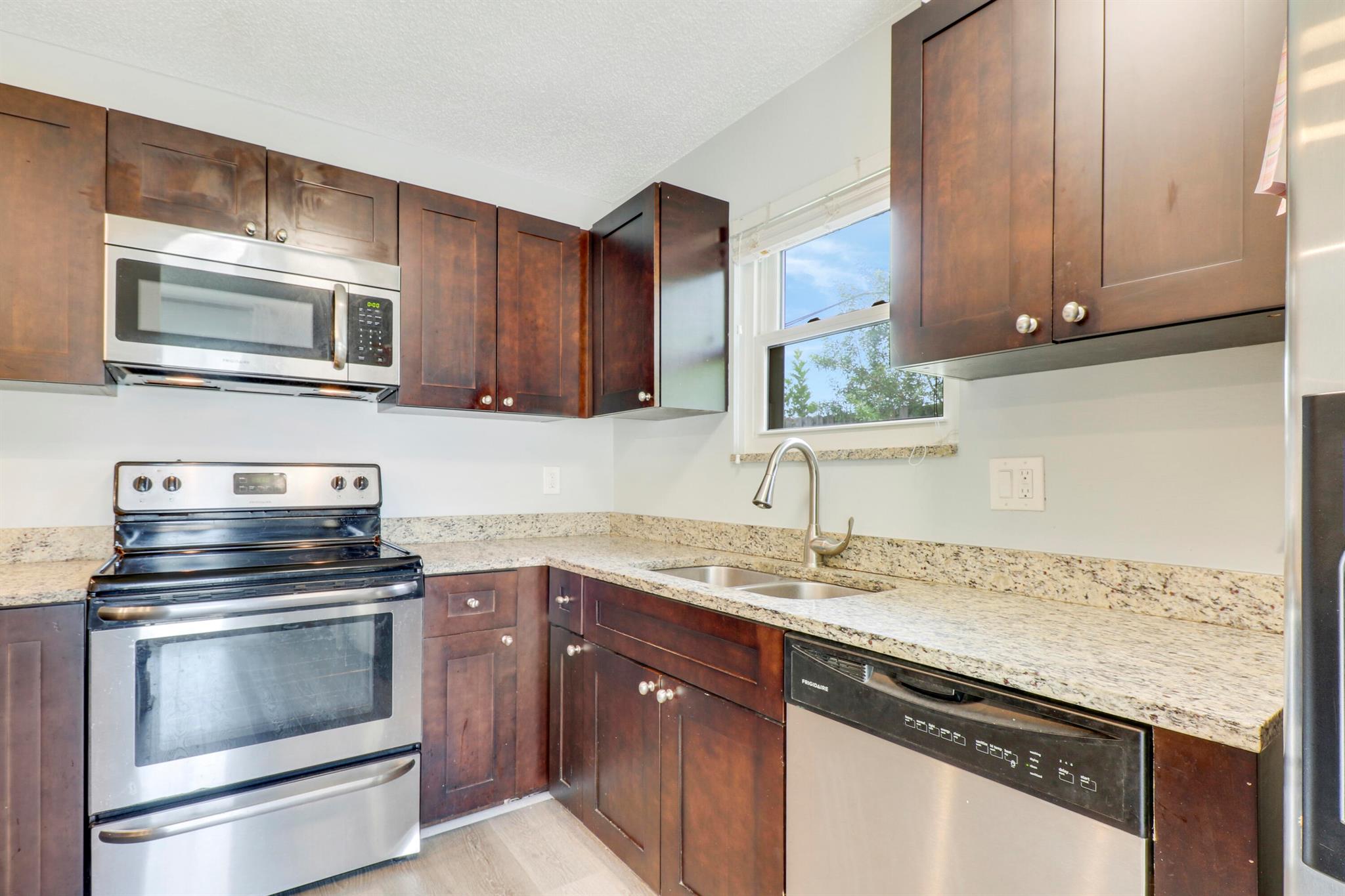 141 E Riverside Drive 9b