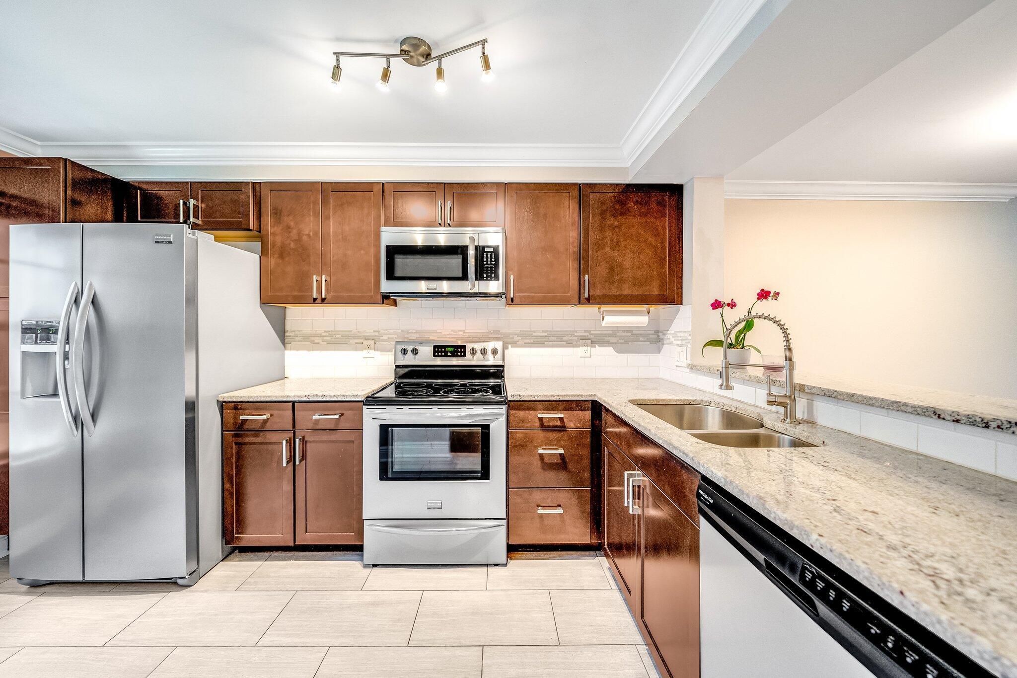 5535 Pageant Place 14
