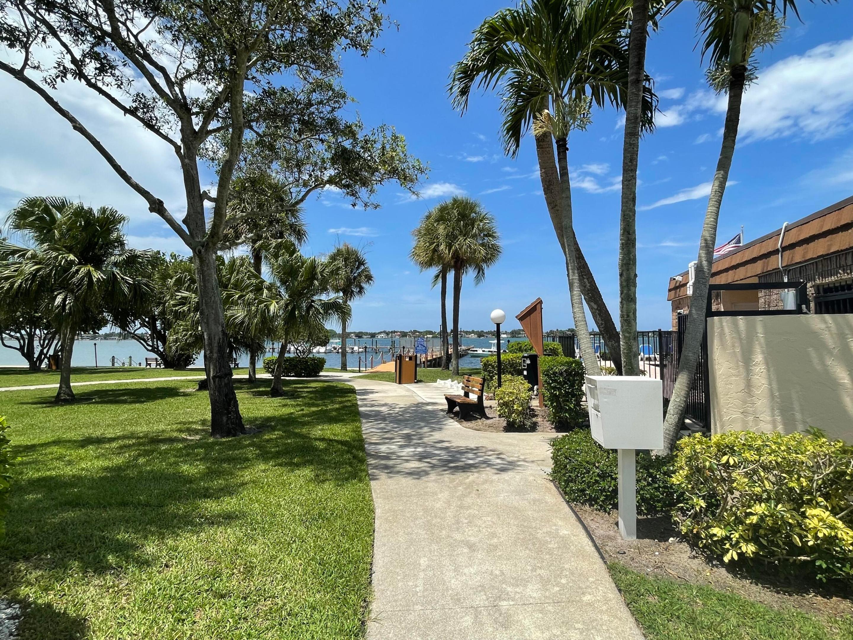 825 Center Street 8a
