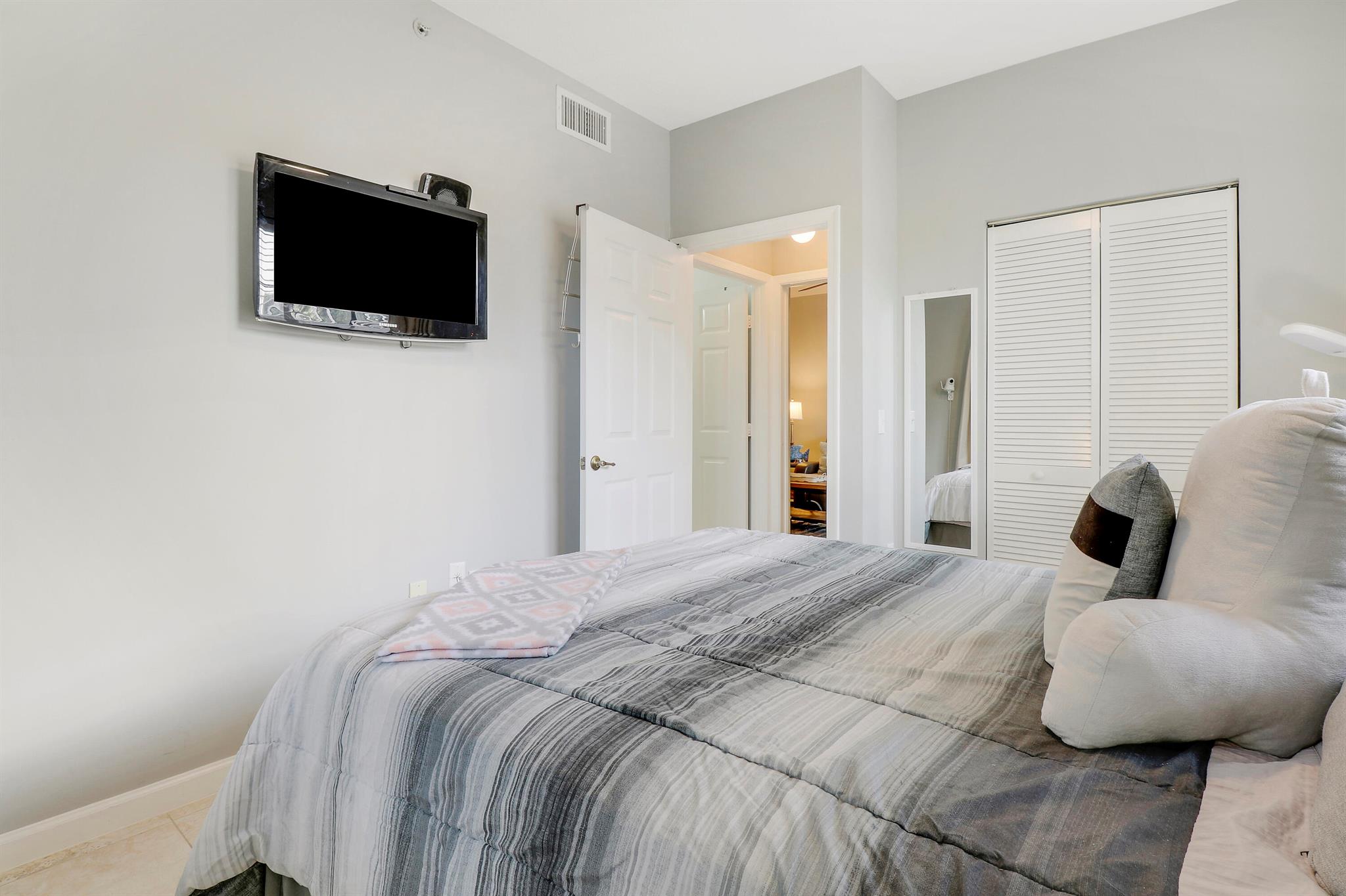 1116 University Boulevard 14