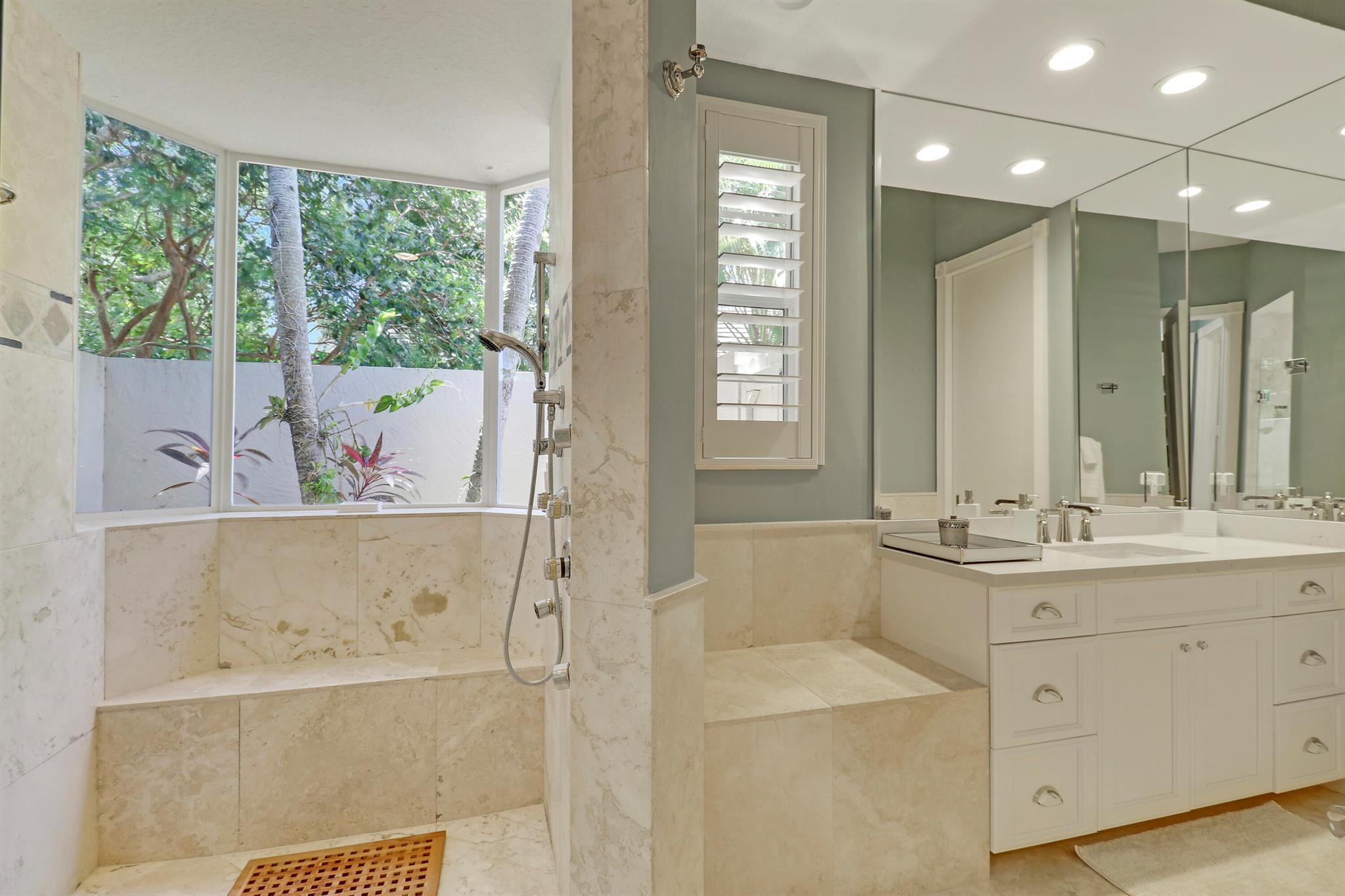 18808 SE Windward Island Lane