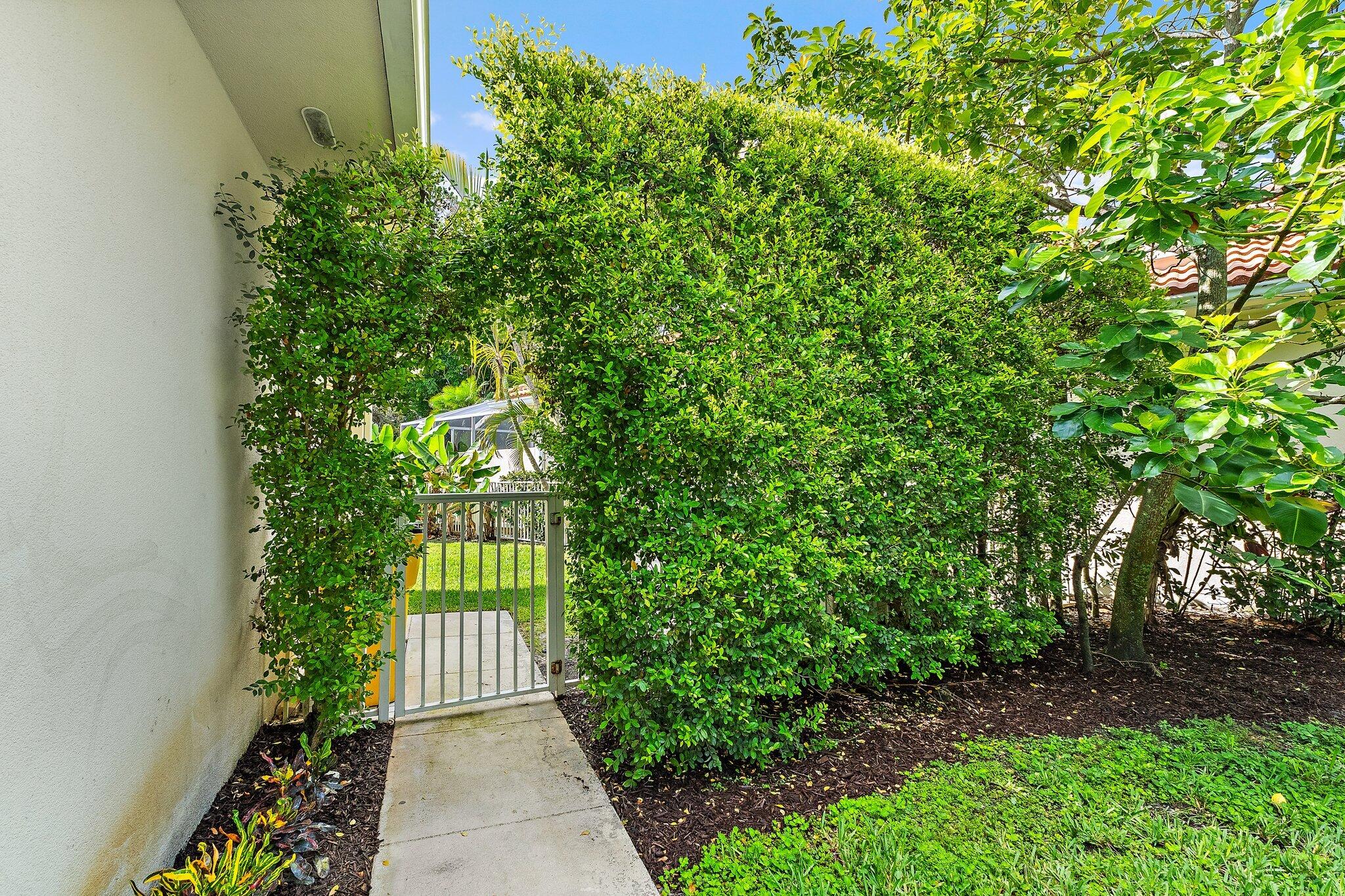 216 E Tall Oaks Circle