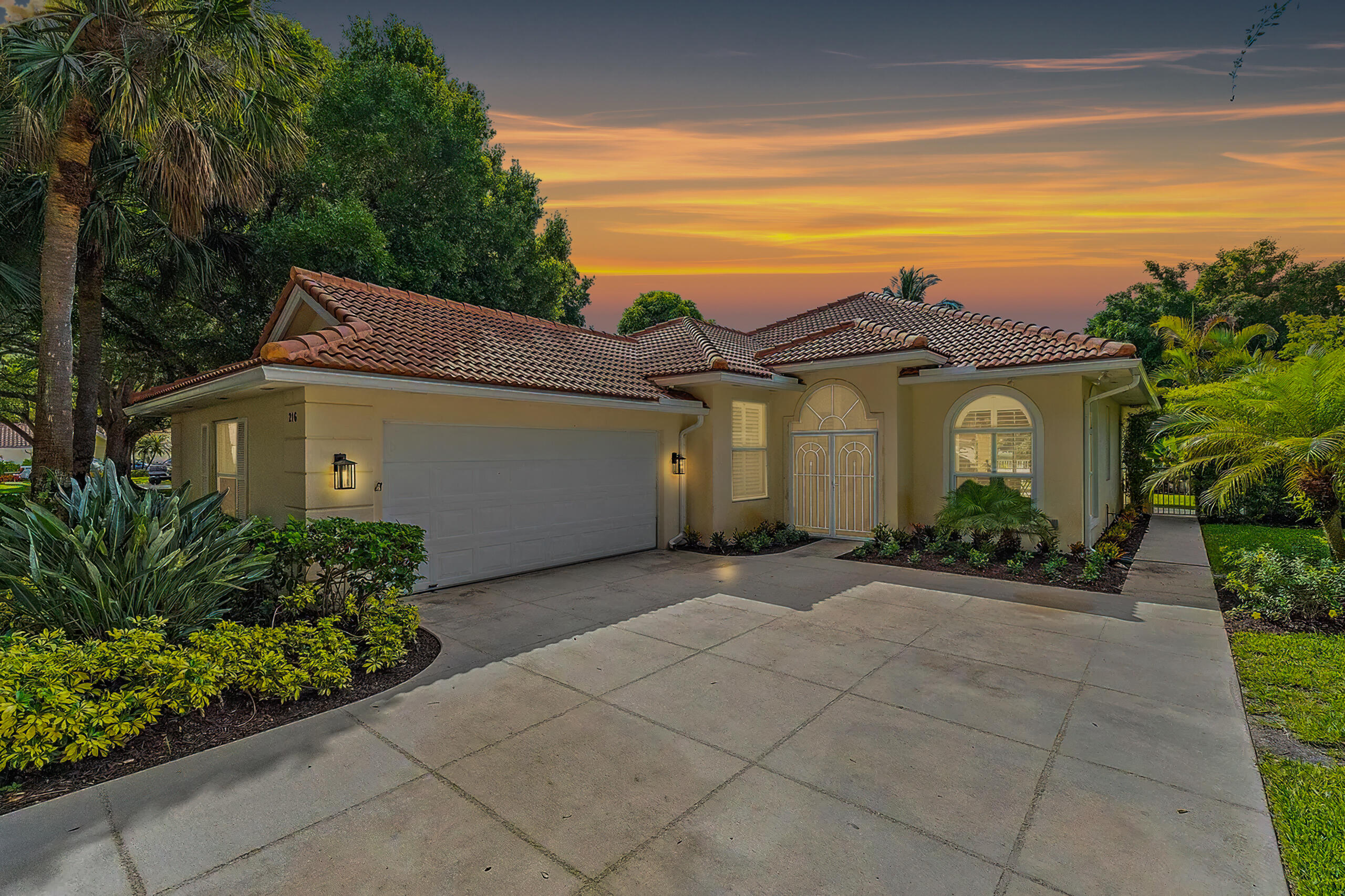 216 E Tall Oaks Circle