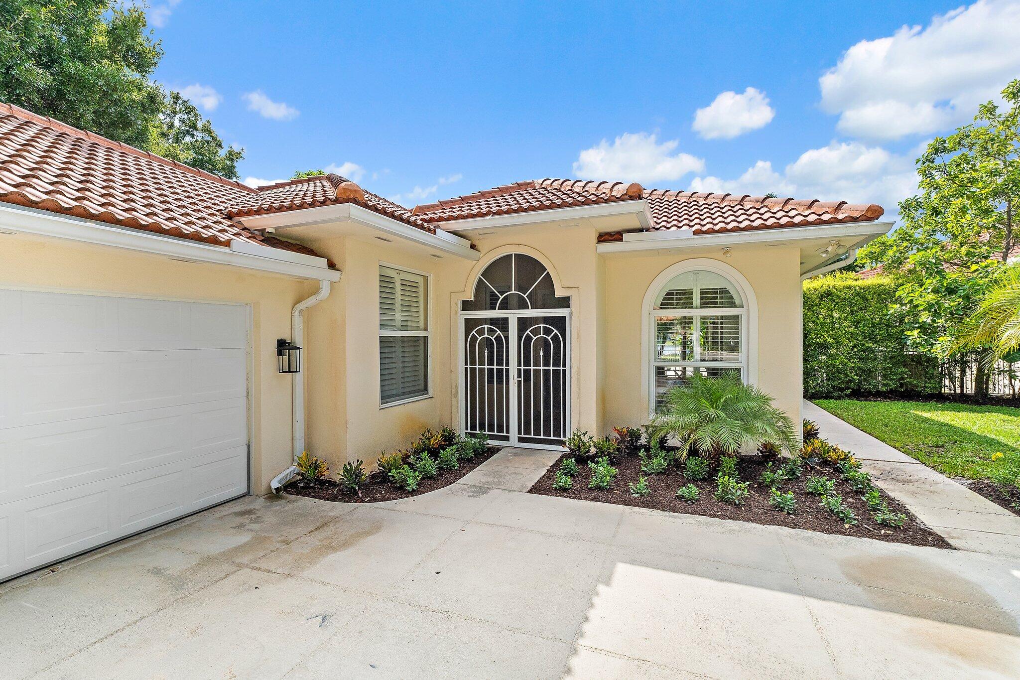 216 E Tall Oaks Circle