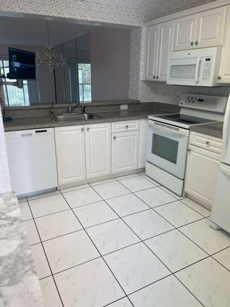 9592 Weldon Circle H407