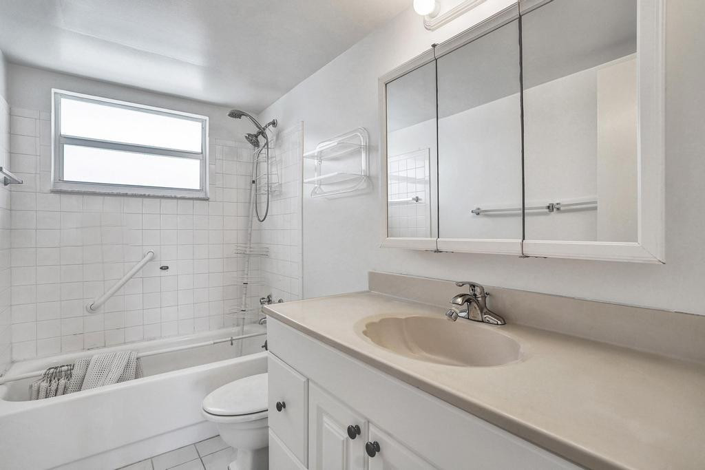 2555 NE 11th St 804