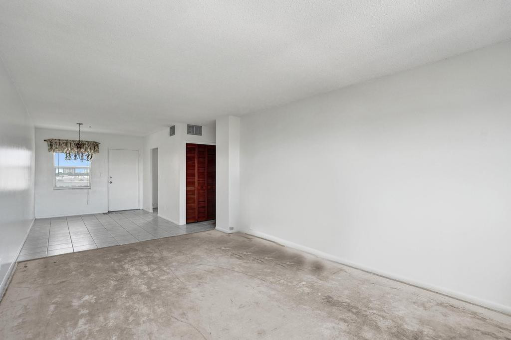 2555 NE 11th St 804
