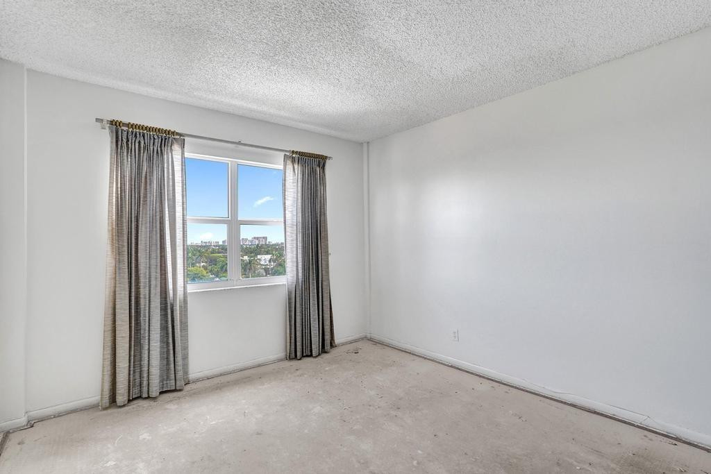 2555 NE 11th St 804