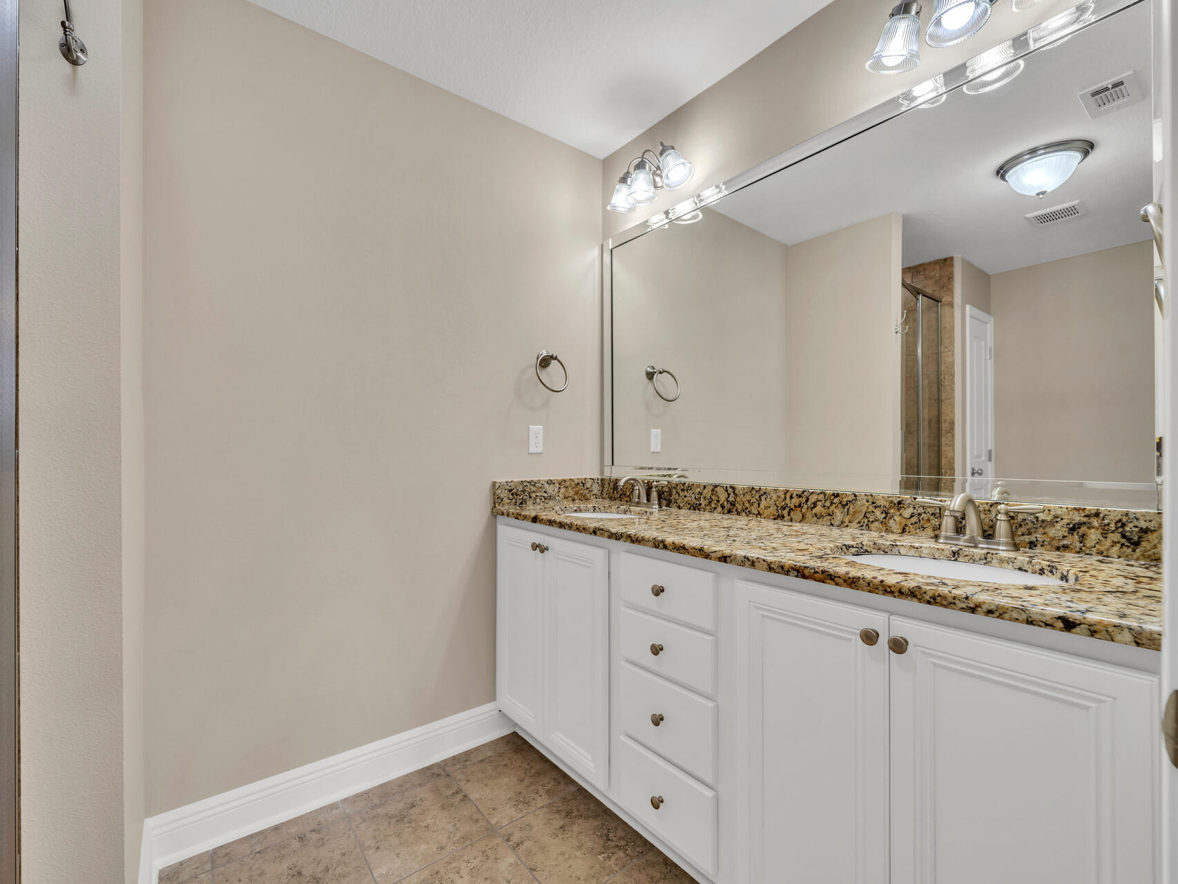 19 E Shady Oaks Lane, UNIT B