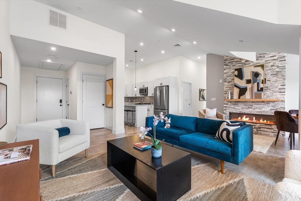 2239 Washington Street # 303