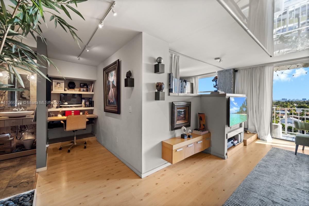 2350 NE 135th St # 808