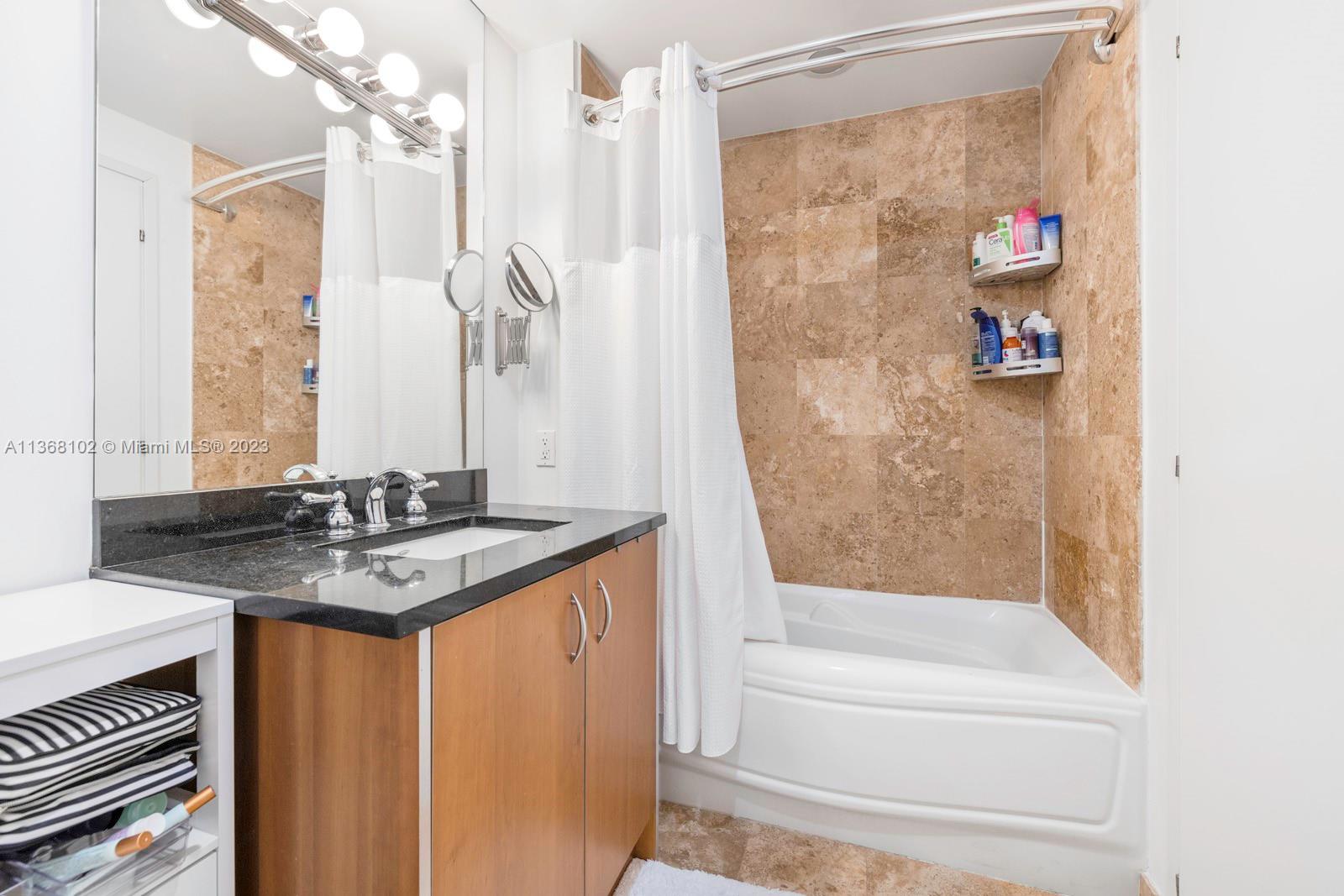 300 S Biscayne Blvd # 2305 Unit: T-2305
