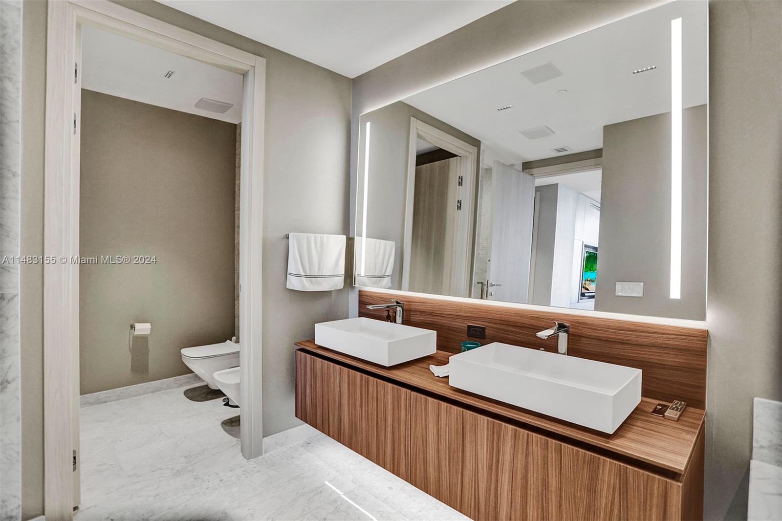 1000 Brickell Plz Unit: PH5208