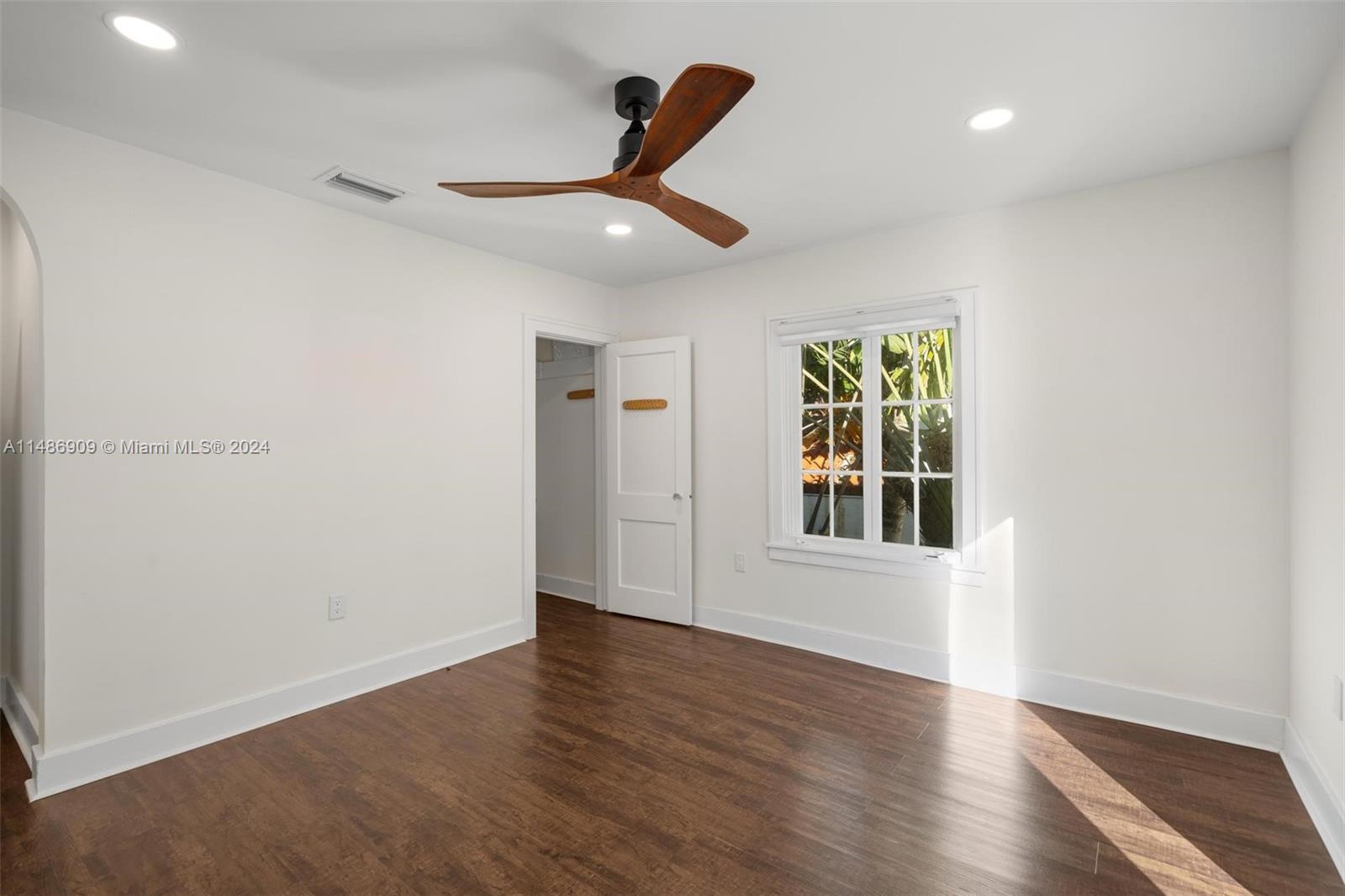 936 Sorolla Ave