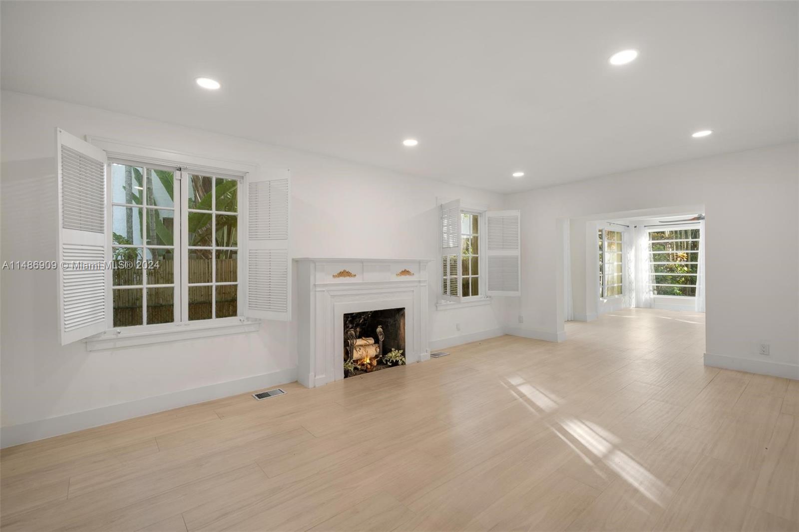 936 Sorolla Ave