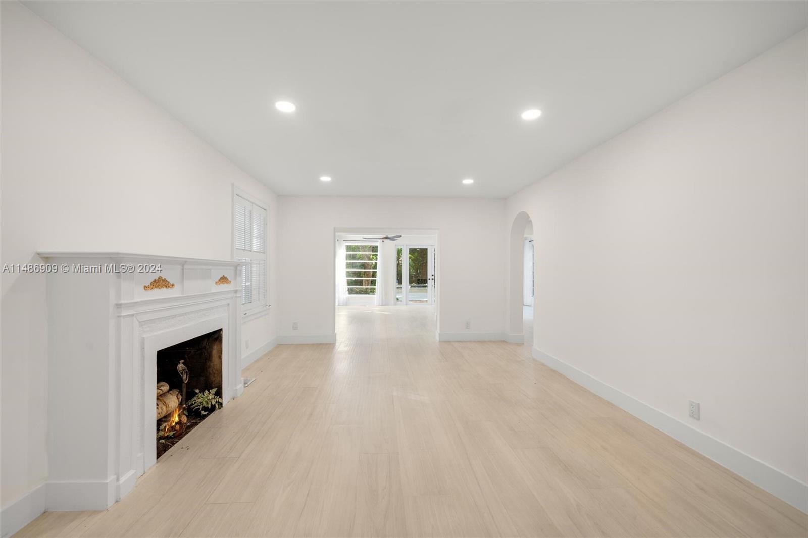 936 Sorolla Ave