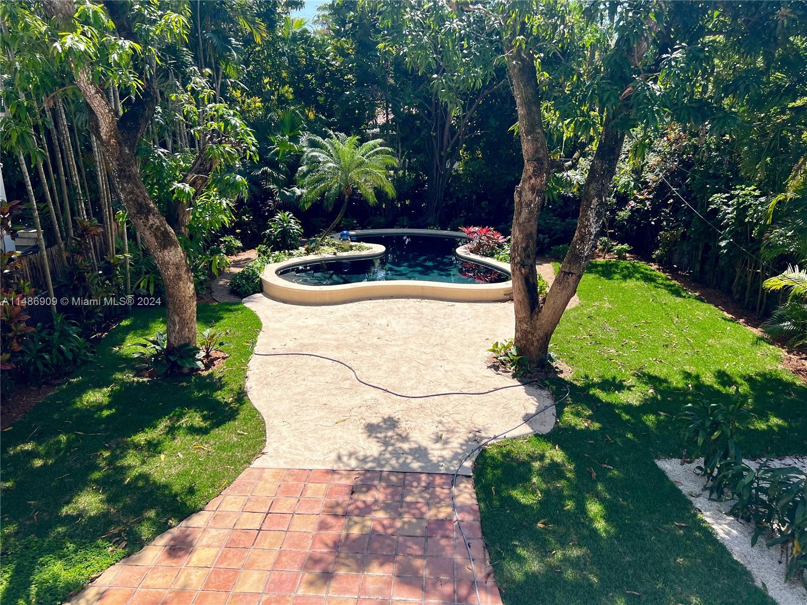 936 Sorolla Ave
