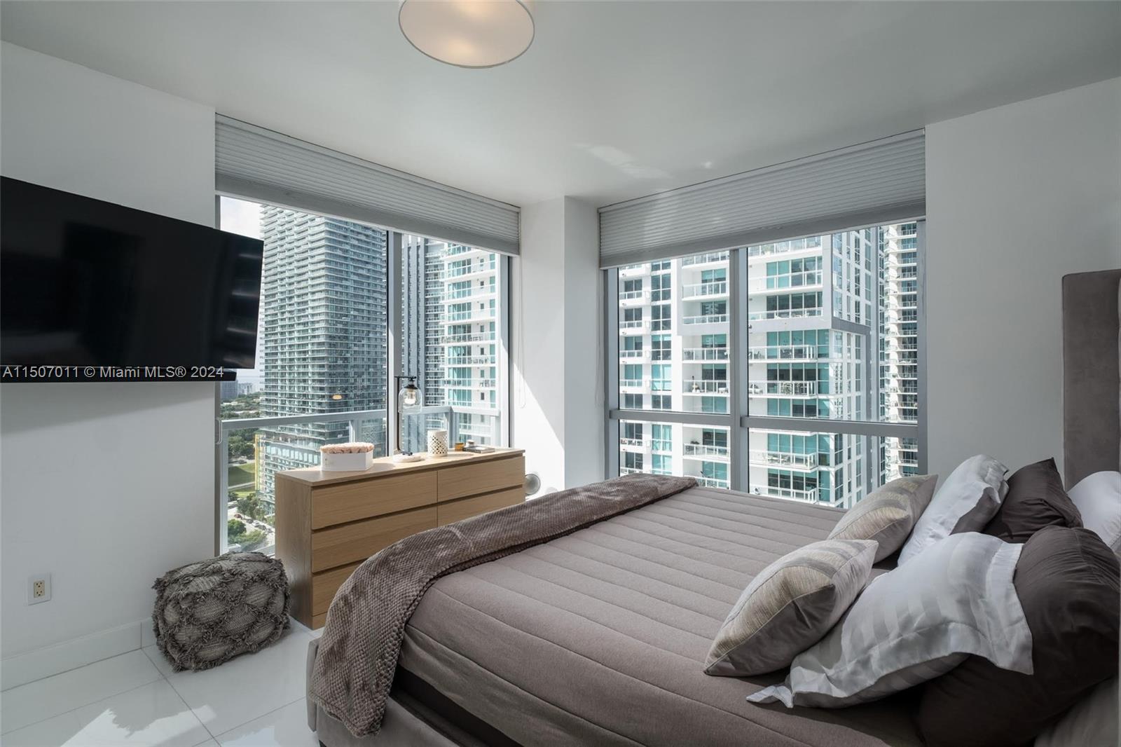 1060 Brickell Ave # 2111