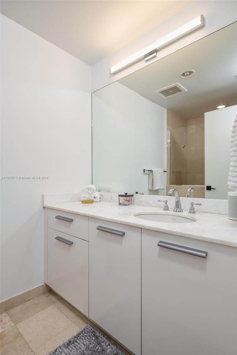 1060 Brickell Ave # 2111