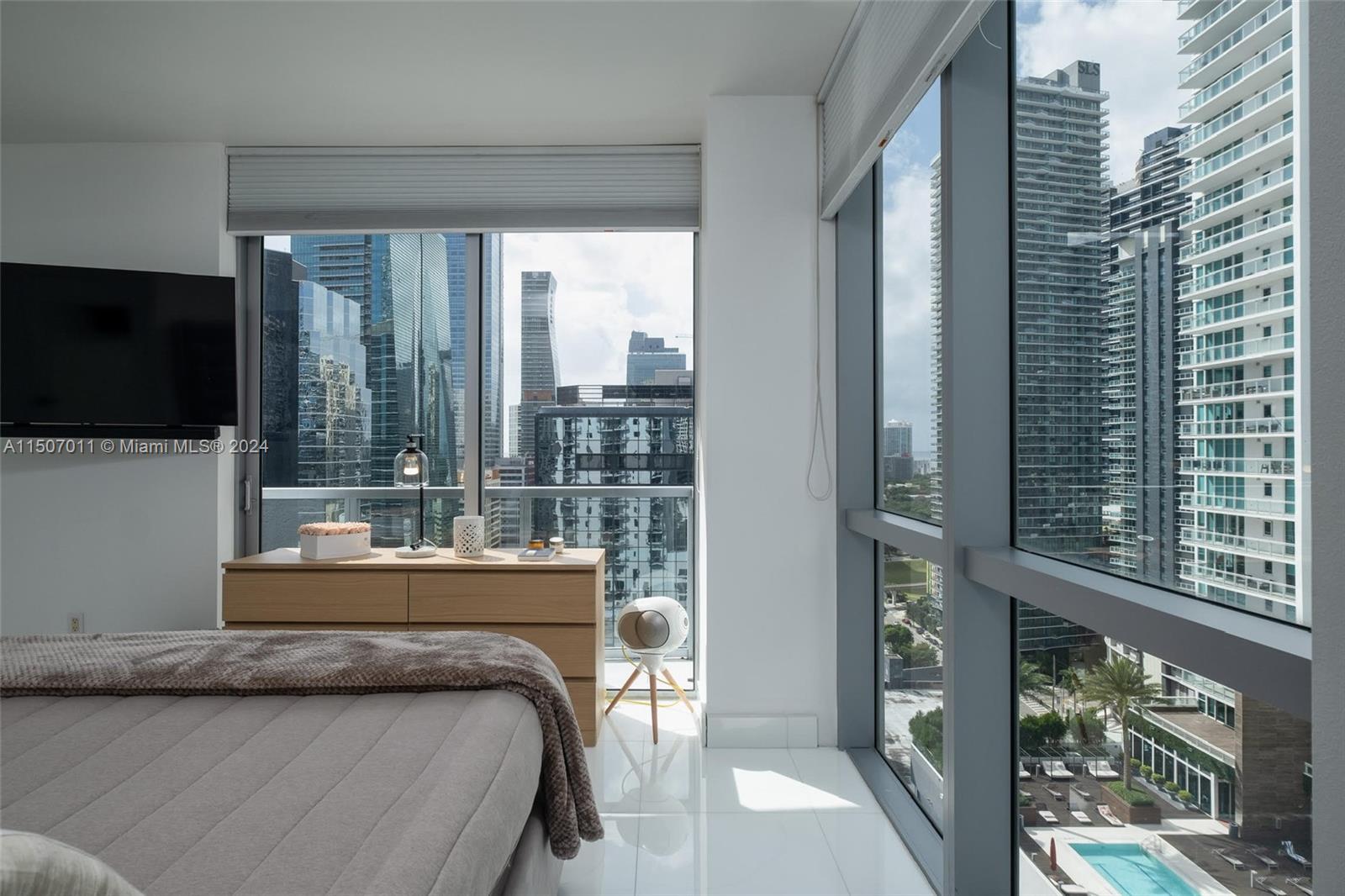 1060 Brickell Ave # 2111