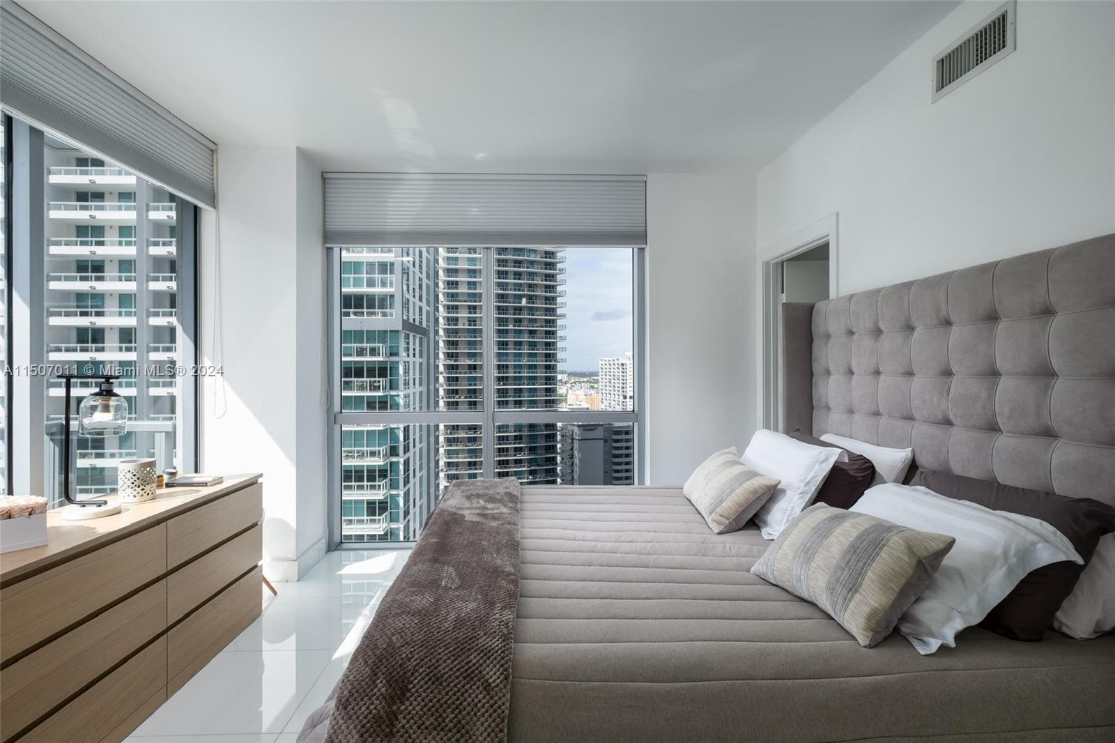 1060 Brickell Ave # 2111