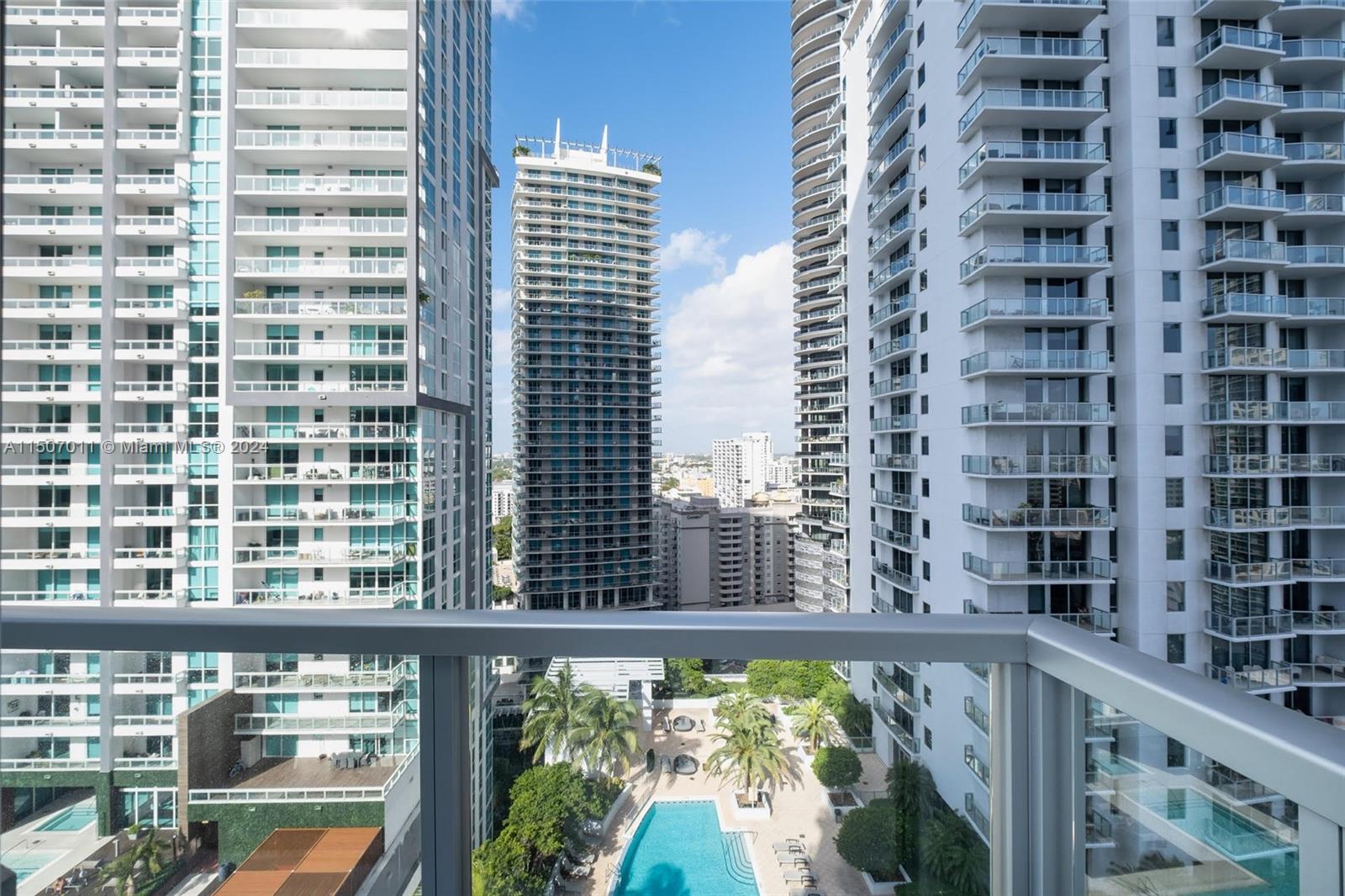 1060 Brickell Ave # 2111