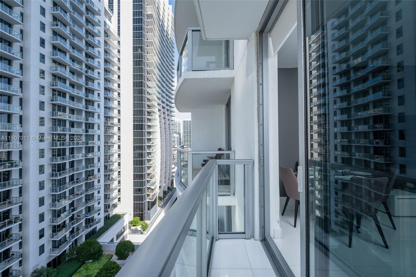 1060 Brickell Ave # 2111