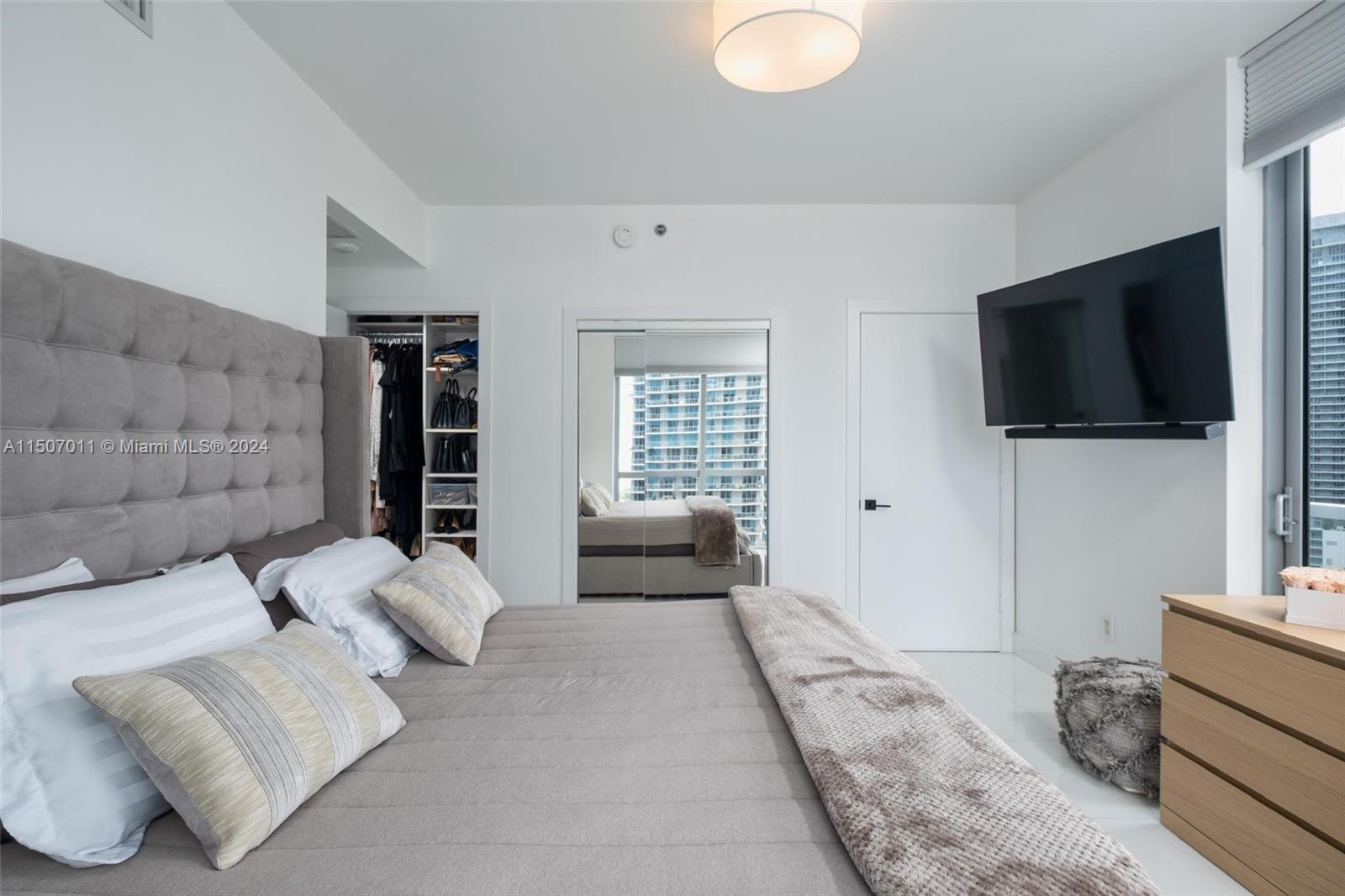 1060 Brickell Ave # 2111
