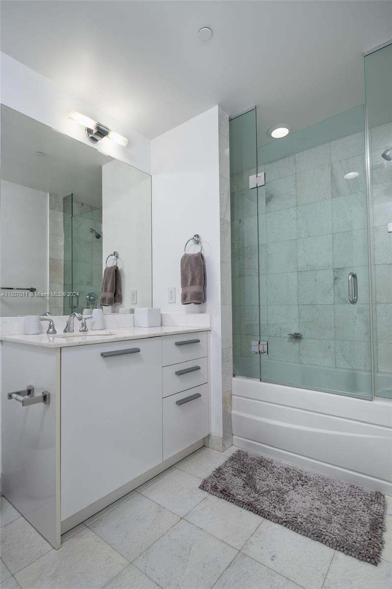 1060 Brickell Ave # 2111