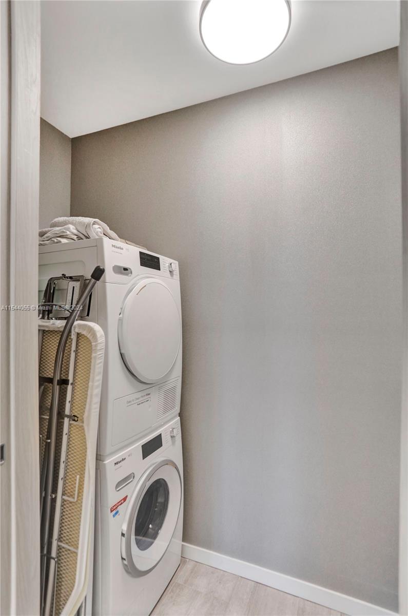 1000 Brickell Plz Unit: PH5208