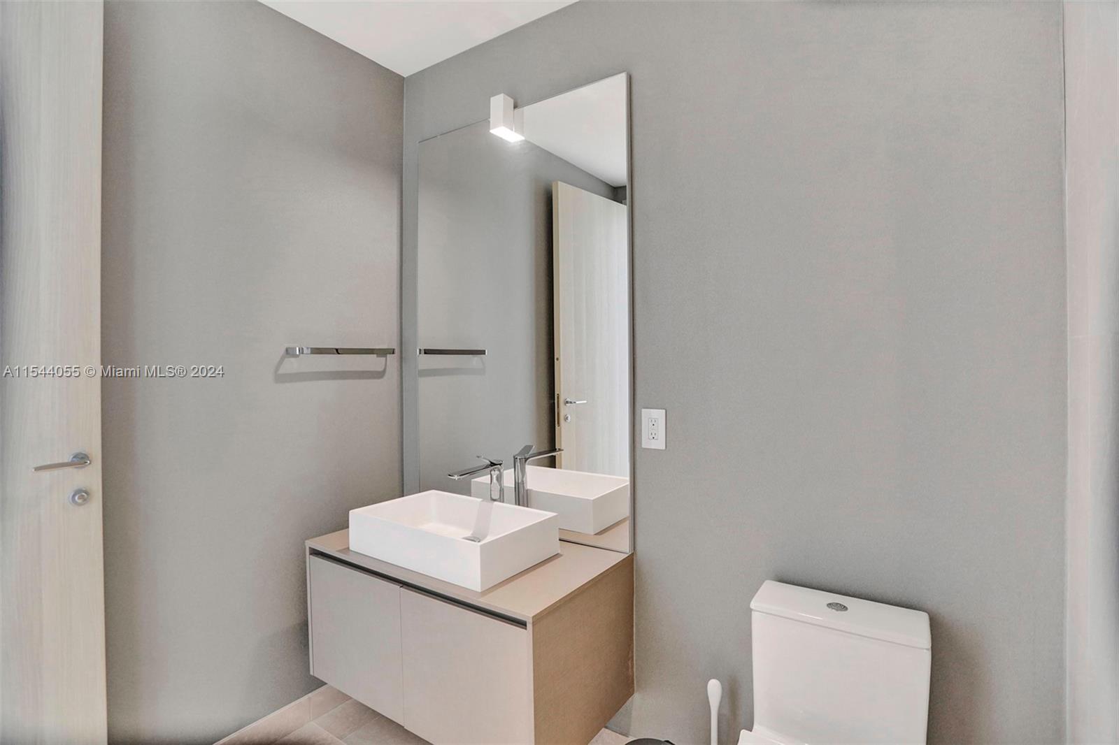 1000 Brickell Plz Unit: PH5208