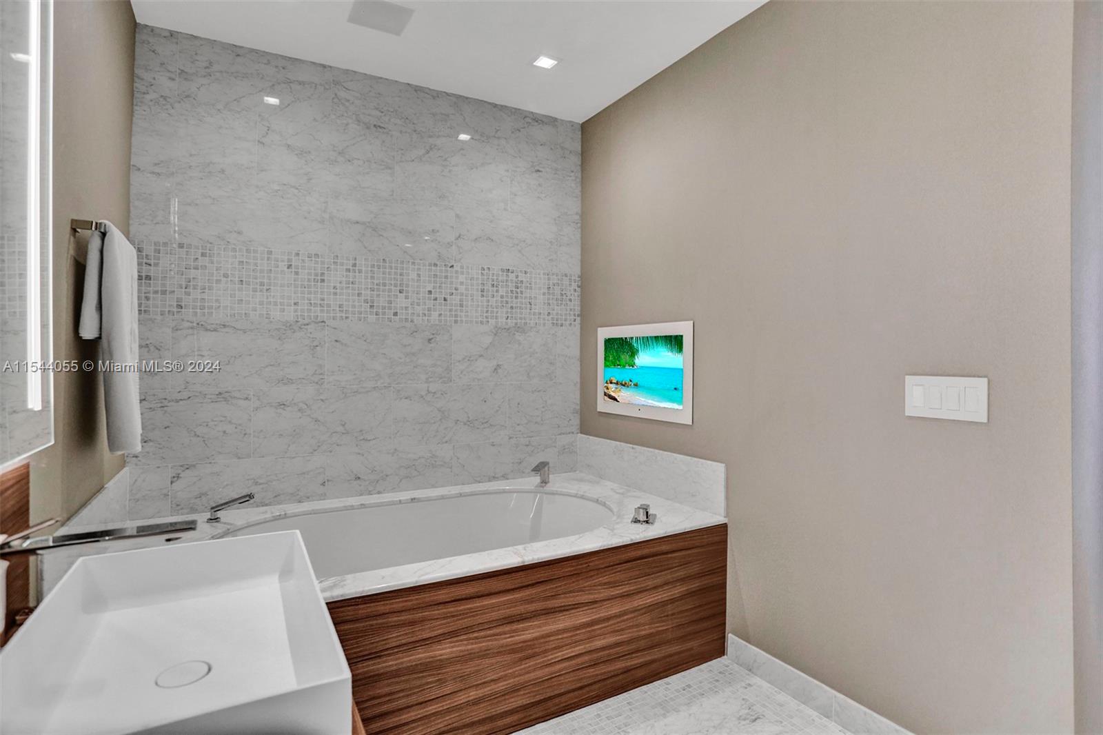 1000 Brickell Plz Unit: PH5208