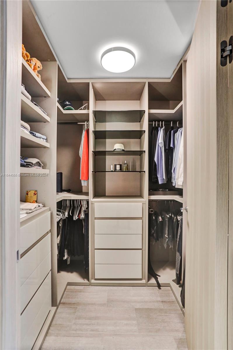 1000 Brickell Plz Unit: PH5208