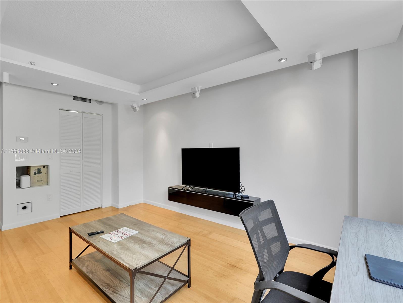 2000 N Bayshore Dr. # 305