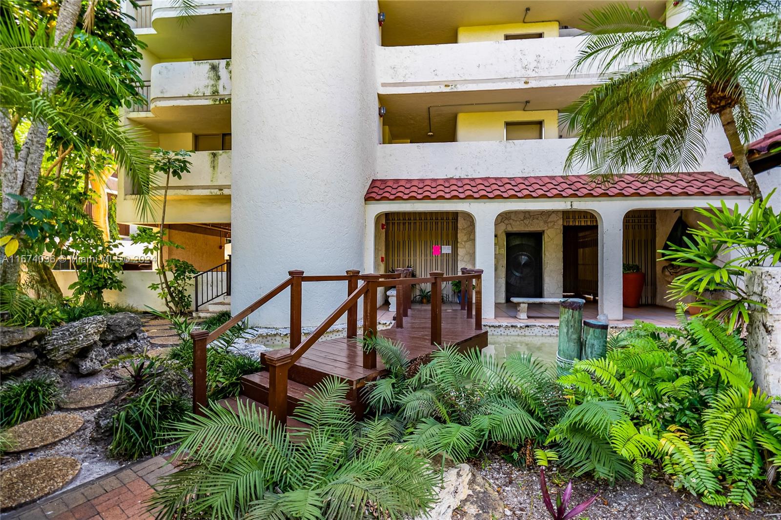 1632 S Bayshore Ct # 302