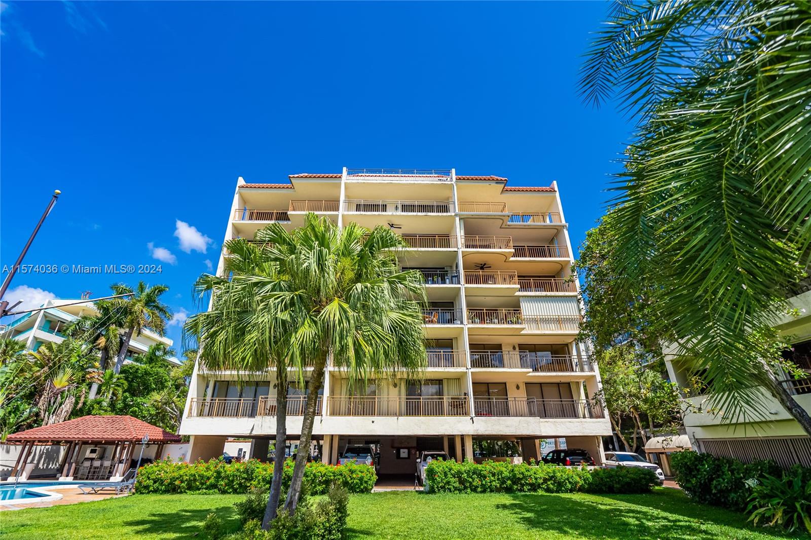 1632 S Bayshore Ct # 302