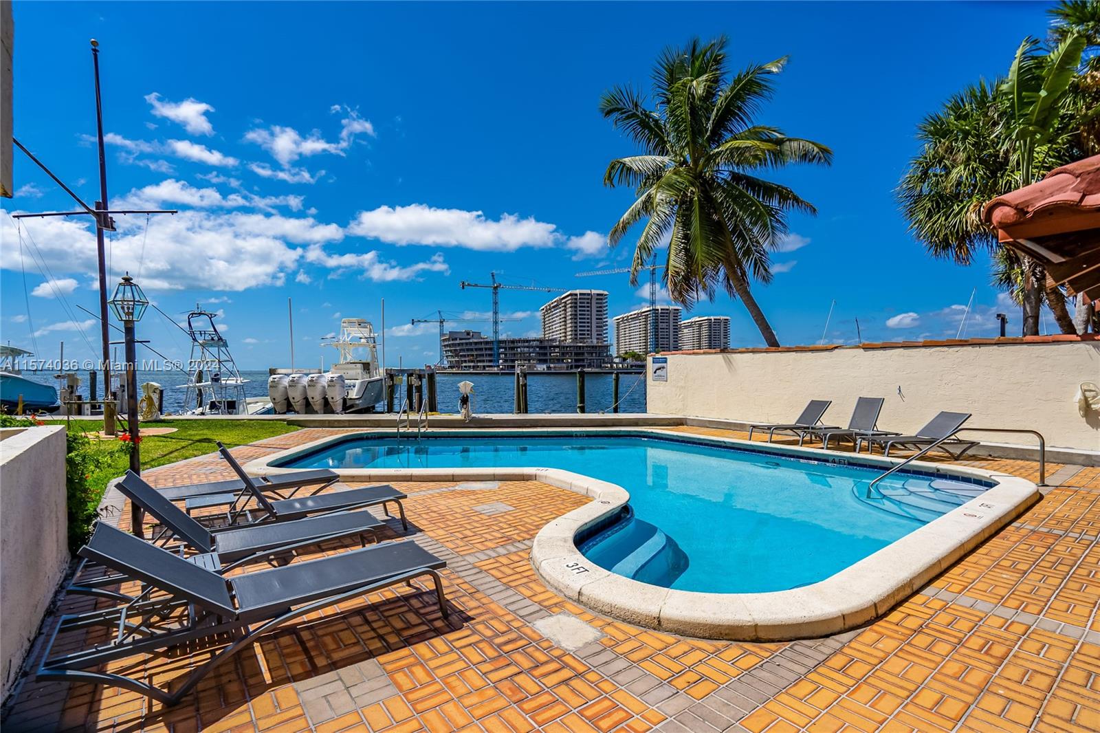 1632 S Bayshore Ct # 302