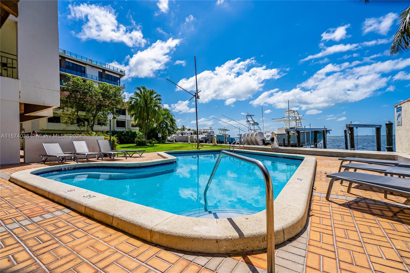 1632 S Bayshore Ct # 302