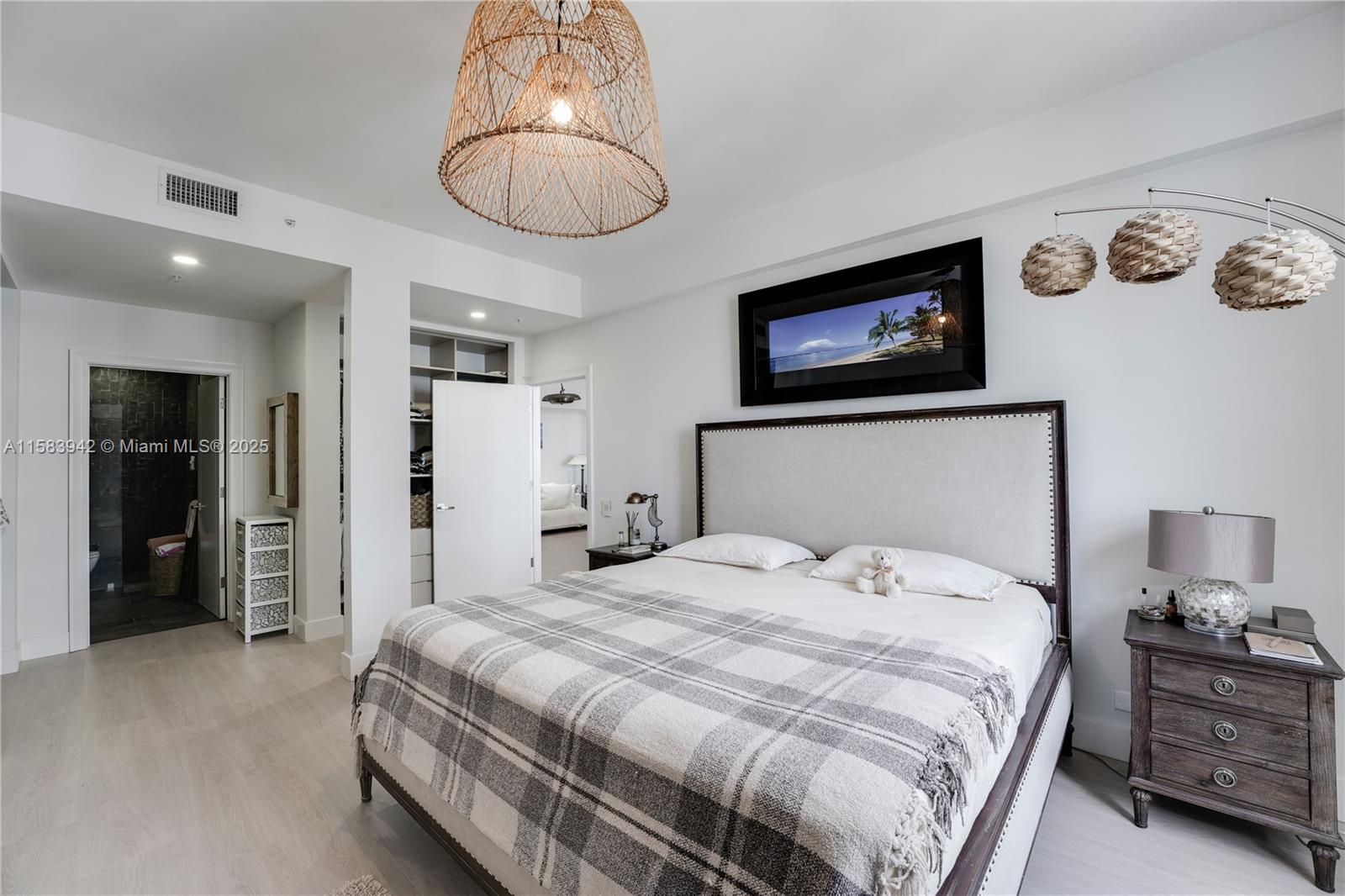 701 Brickell Key Blvd # 06 Unit: LPH-06