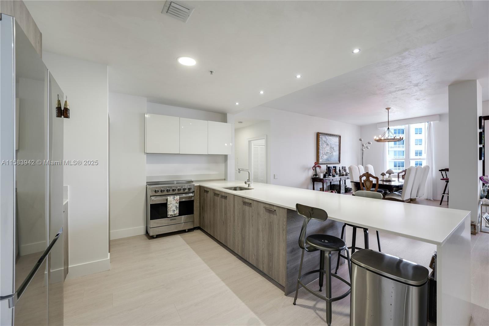 701 Brickell Key Blvd # 06 Unit: LPH-06