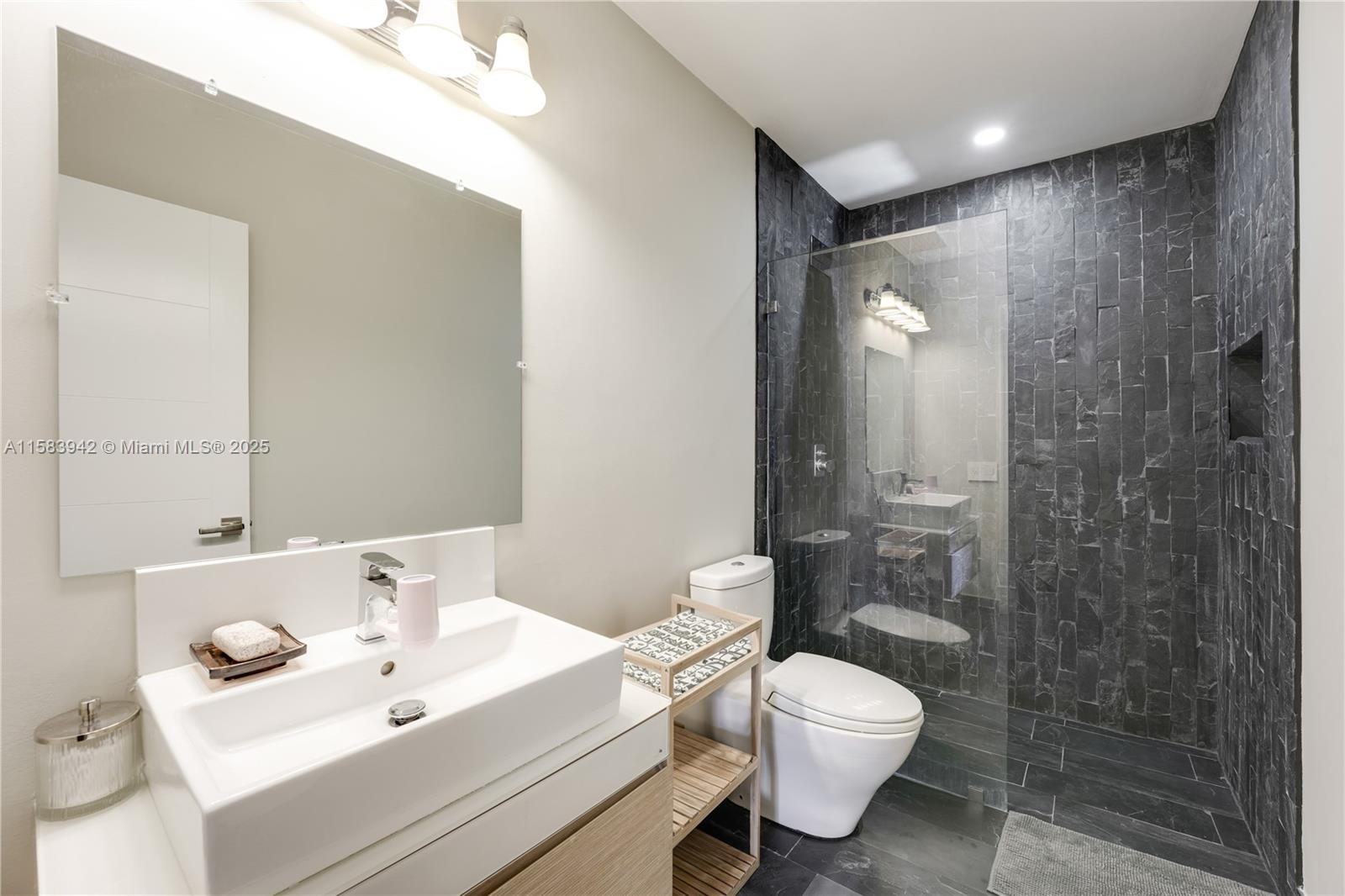 701 Brickell Key Blvd # 06 Unit: LPH-06