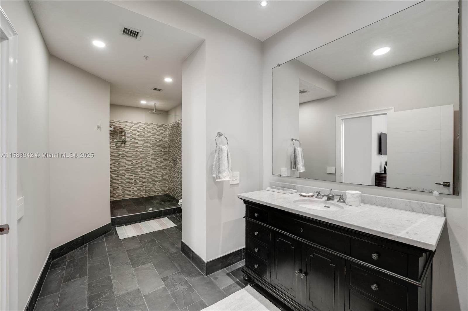701 Brickell Key Blvd # 06 Unit: LPH-06