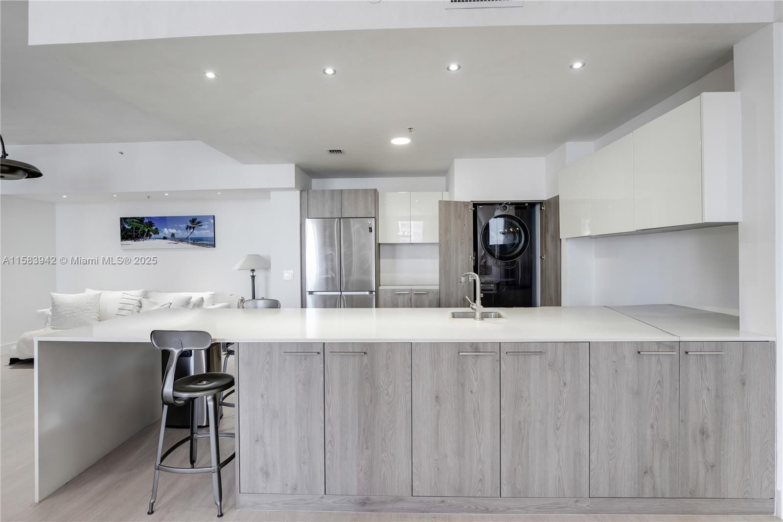 701 Brickell Key Blvd # 06 Unit: LPH-06