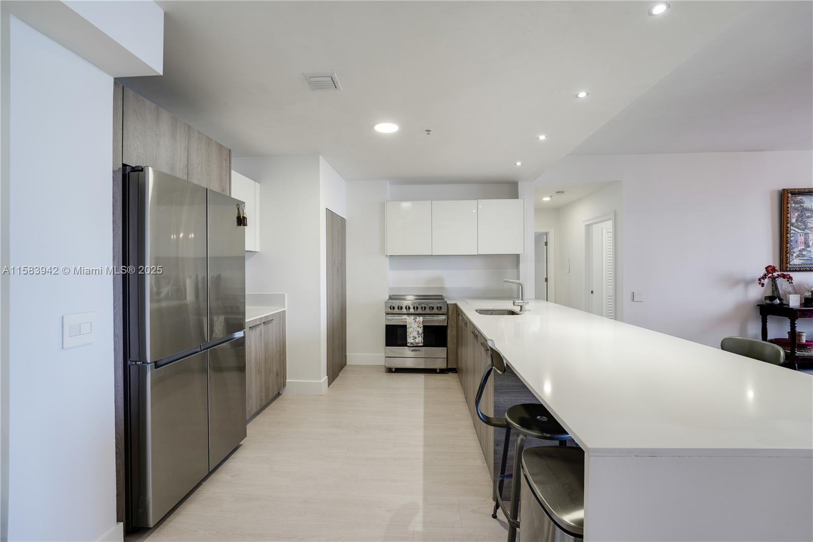 701 Brickell Key Blvd # 06 Unit: LPH-06