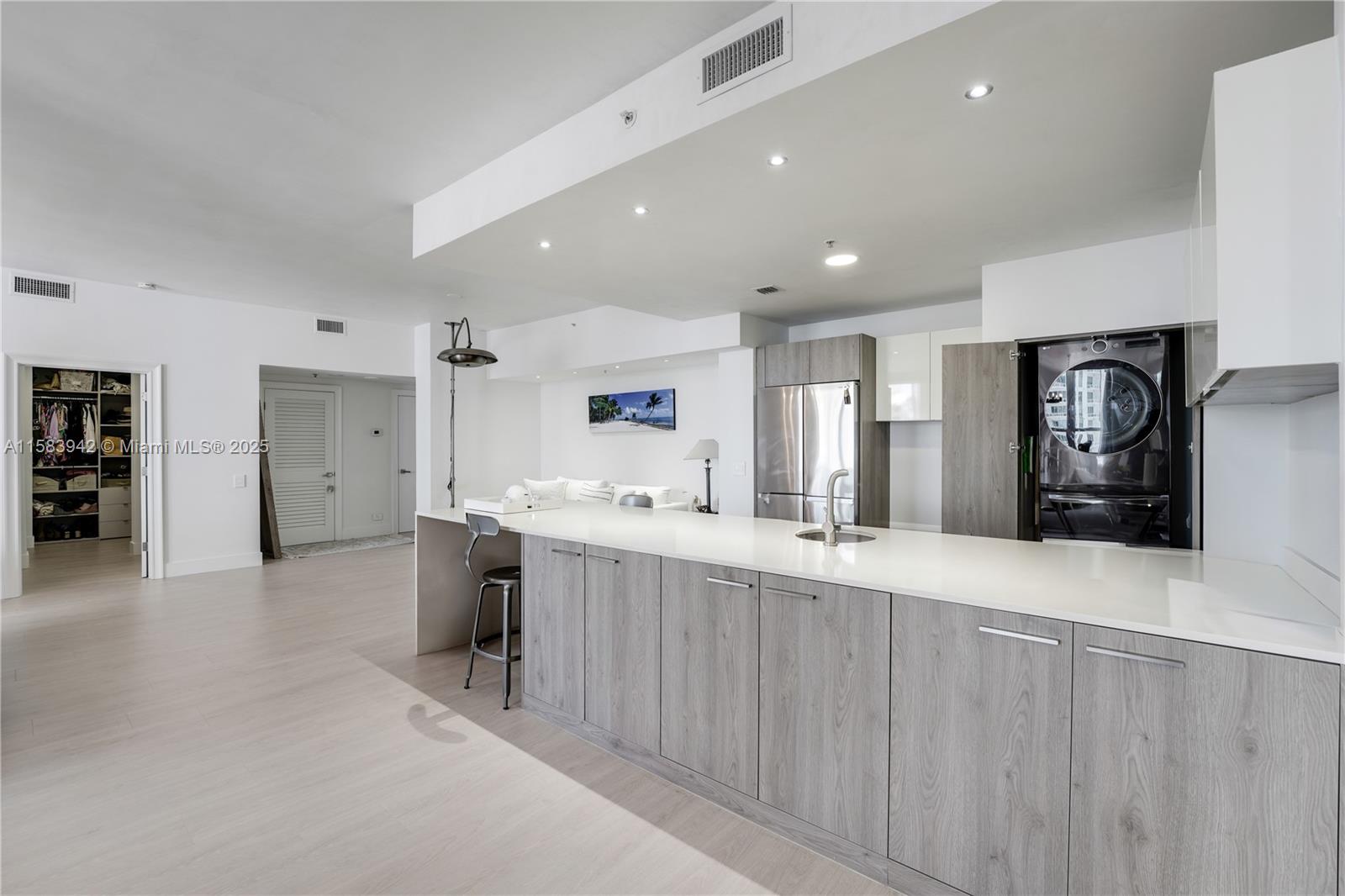 701 Brickell Key Blvd # 06 Unit: LPH-06