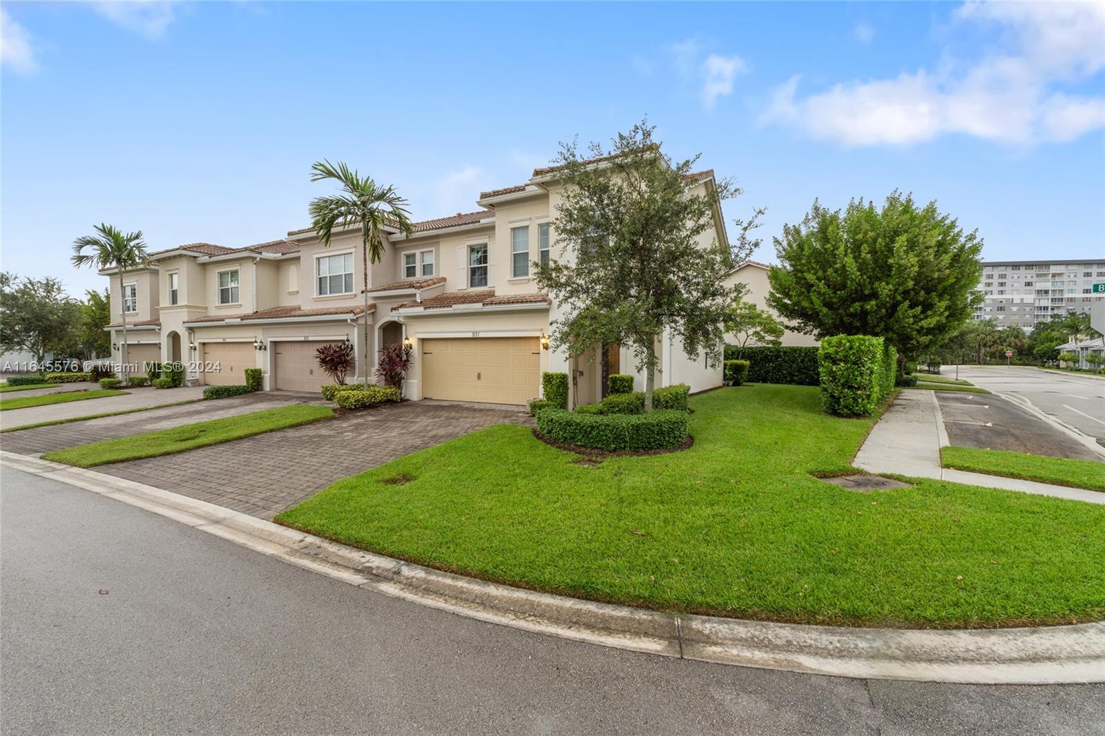 931 Banyan Dr