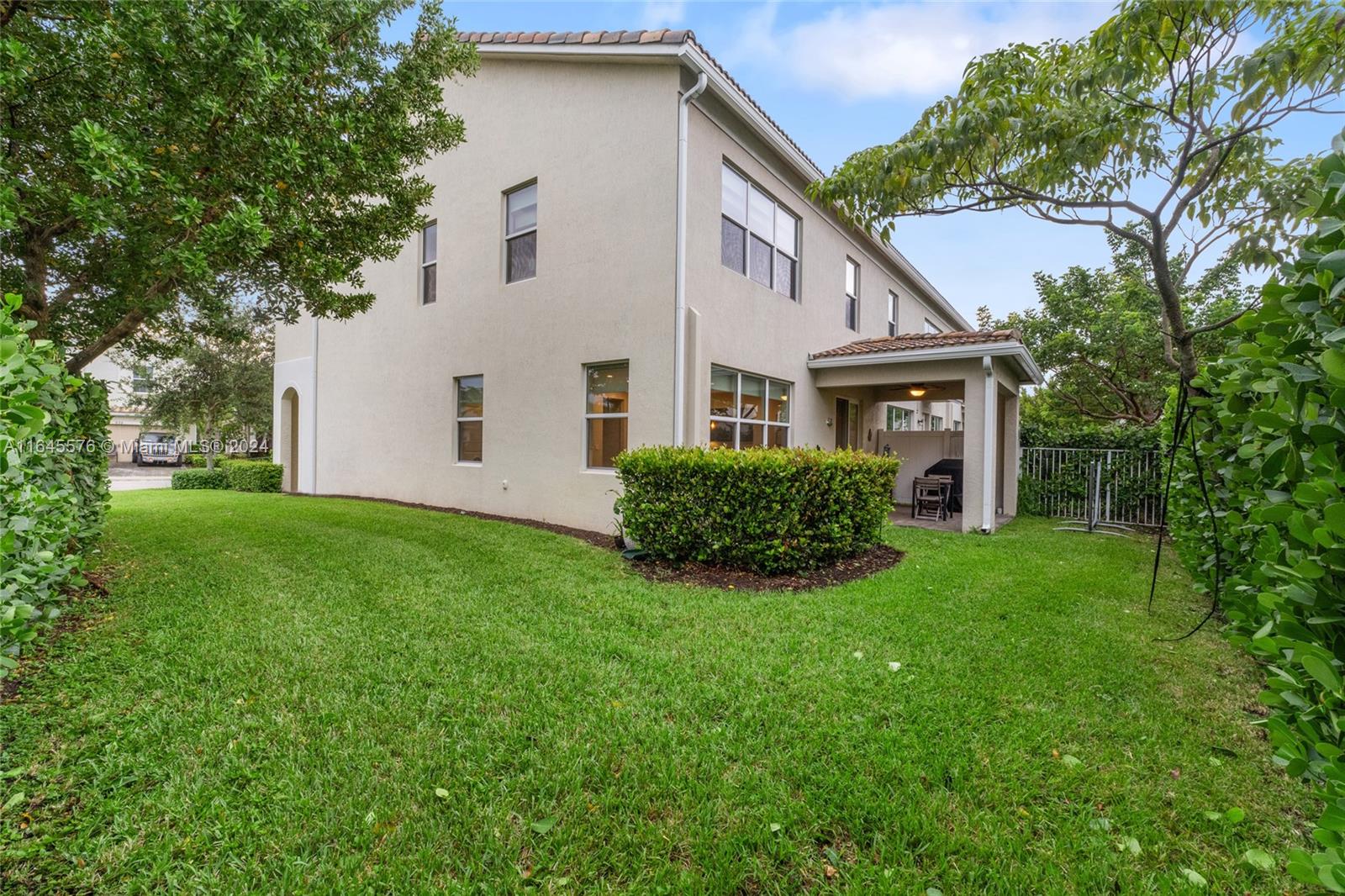 931 Banyan Dr