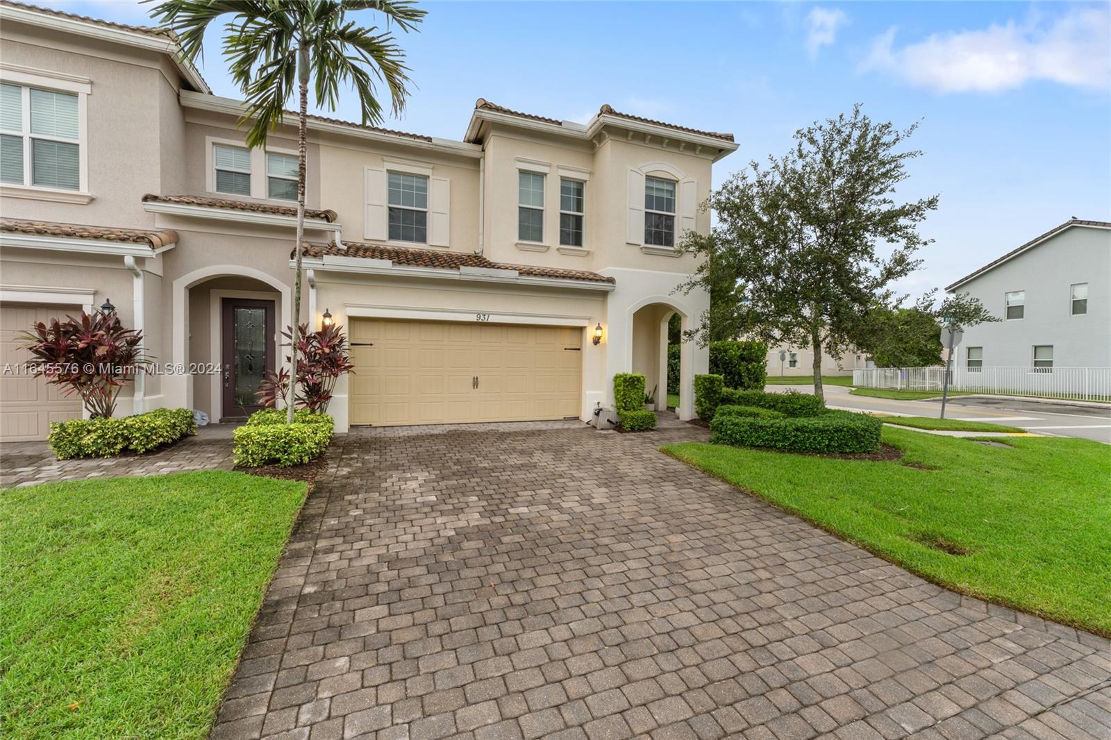 931 Banyan Dr